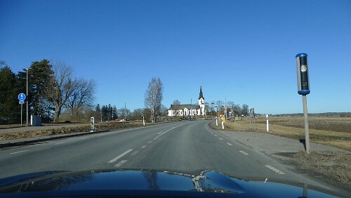 Geschwindigkeits&shy;überwachung – Schweden Stationäres Gerät zur Geschwindigkeitsüberwachung.