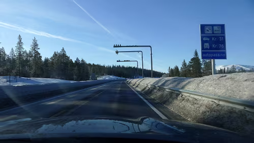 Mautstation – Norwegen Hinweisschild welche Fahrzeugkategorie welche Gebühr verursacht. Direkt im Anschluss die üblicherweise über der Fahrbahn hängenden Kameras die das...