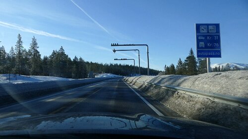 Mautstation – Norwegen Hinweisschild welche Fahrzeugkategorie welche Gebühr verursacht. Direkt im Anschluss die üblicherweise über der Fahrbahn hängenden Kameras die das...