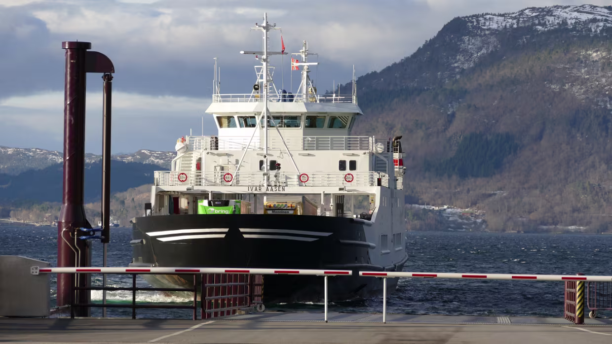 Anreise Mit dem Flugzeug, Bus, Fähre und Zug.