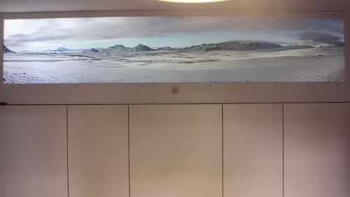 Ísland Panorama – Digitaldruck 2400×465mm Das Ergebnis. Das Bild wird mit LEDs hinterleuchtet, der kleine Kubbel in der Mitte unter dem Bild ist ein Bewegungsmelder.
