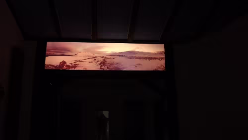 Svalbard Panorama – Digitaldruck 2570×630mm, Plexiglas 3mm Wenn es dunkel ist kommt die eher dezente Beleuchtung hinter der Scheibe doch voll zur Geltung.