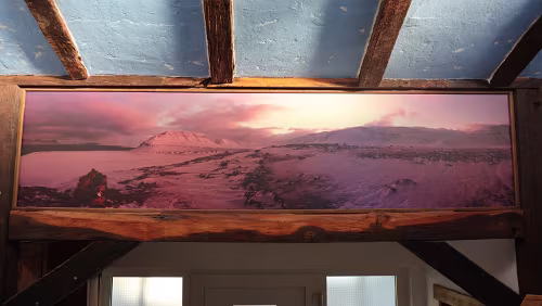 Svalbard Panorama – Digitaldruck 2570×630mm, Plexiglas 3mm Das Bild schwebt quasi über der Eingangstür.
