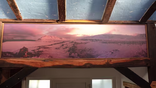 Svalbard Panorama – Digitaldruck 2570×630mm, Plexiglas 3mm Das Bild schwebt quasi über der Eingangstür.