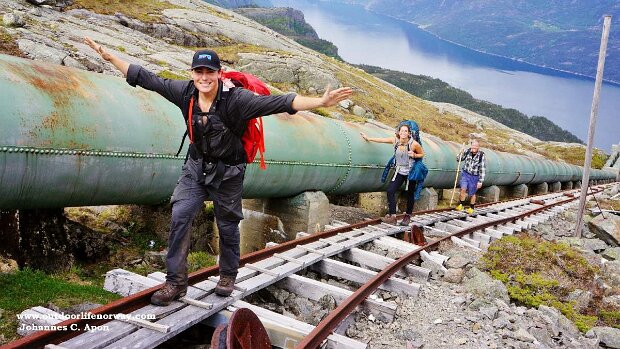 ToDo Flørlitreppe Die Flørlitreppe hat 4444 Stufen und ist einer der längsten Holztreppen der Welt. Die Treppe folgt den Schleusen, die...