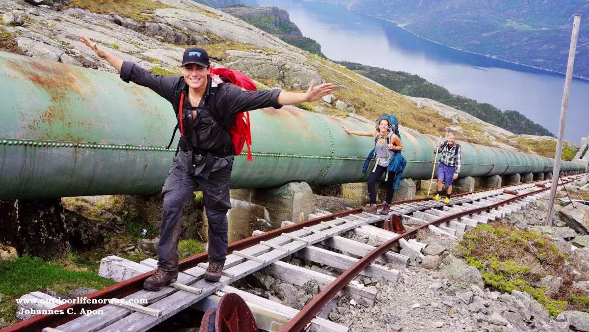 ToDo Flørlitreppe Die Flørlitreppe hat 4444 Stufen und ist einer der längsten Holztreppen der Welt. Die Treppe folgt den Schleusen, die...