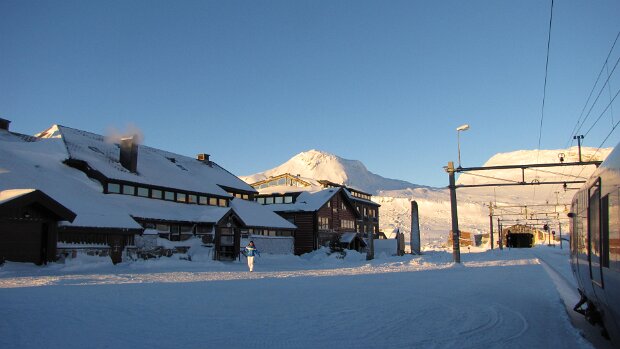 2010/12 (5) Hahnstätten – Frankfurt(Main) Süd – Køben­havn H – Oslo S – Trond­heim S – Bodø – Svolvær – Stokmarknes –...